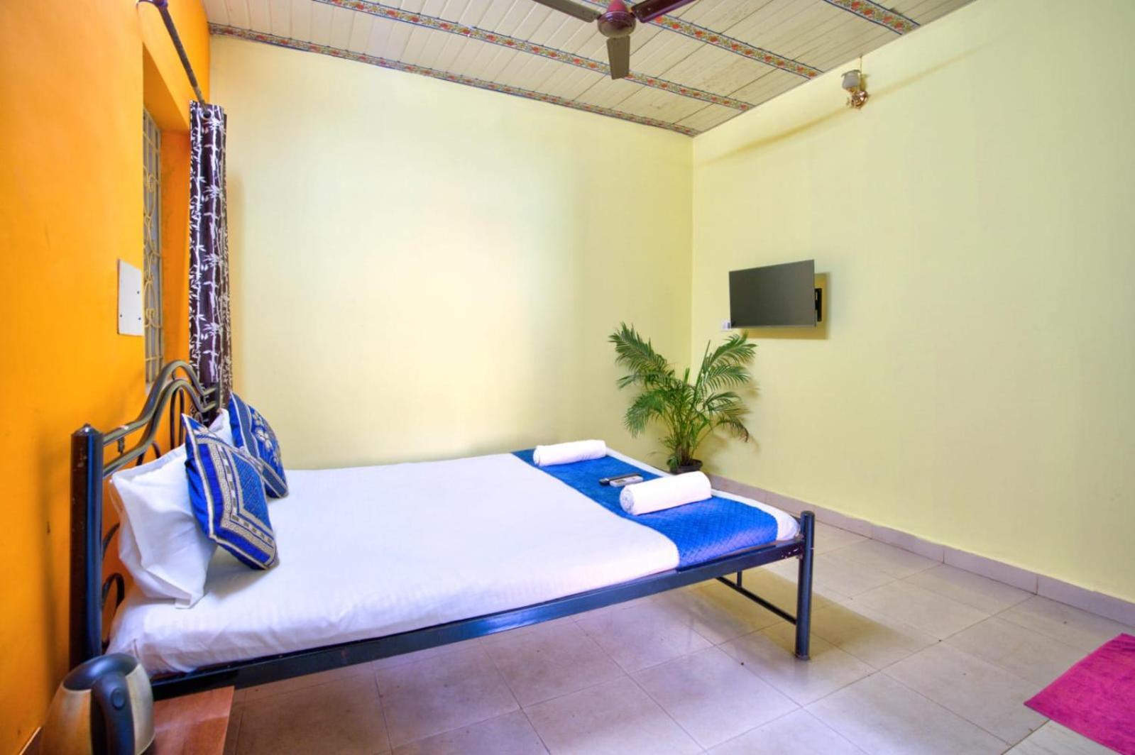 Hotel Savita Калангут Экстерьер фото