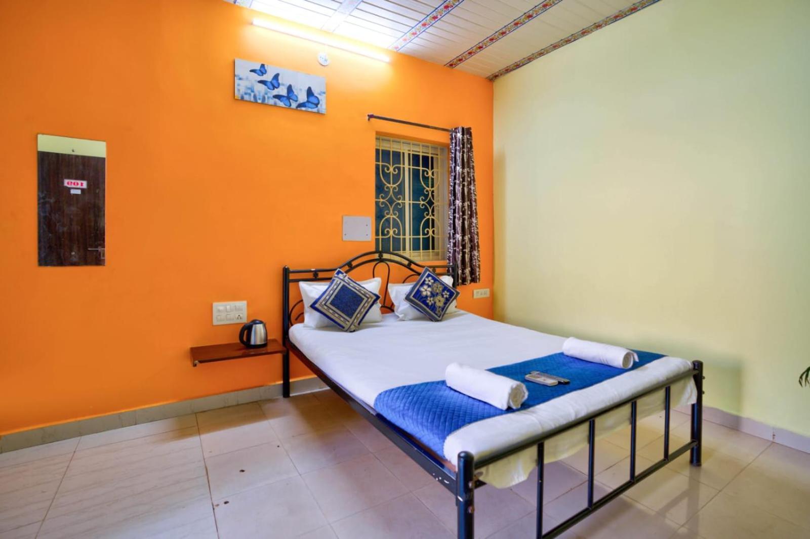 Hotel Savita Калангут Экстерьер фото